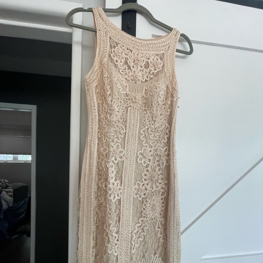 Beautiful cream colored lace Sue Wong formal cocktail dress in a size 6.